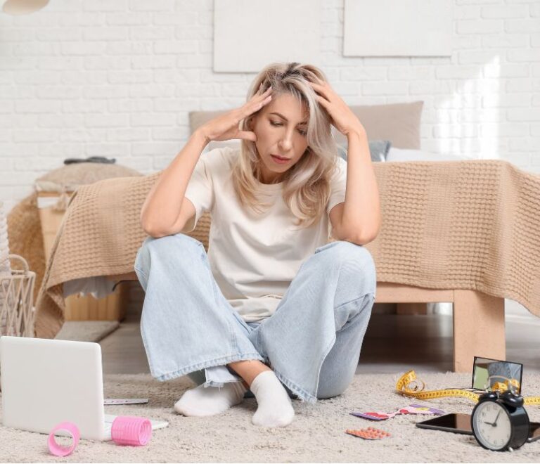 Milyen tünetek jelzik a menopauza kezdetét, és meddig tartanak?